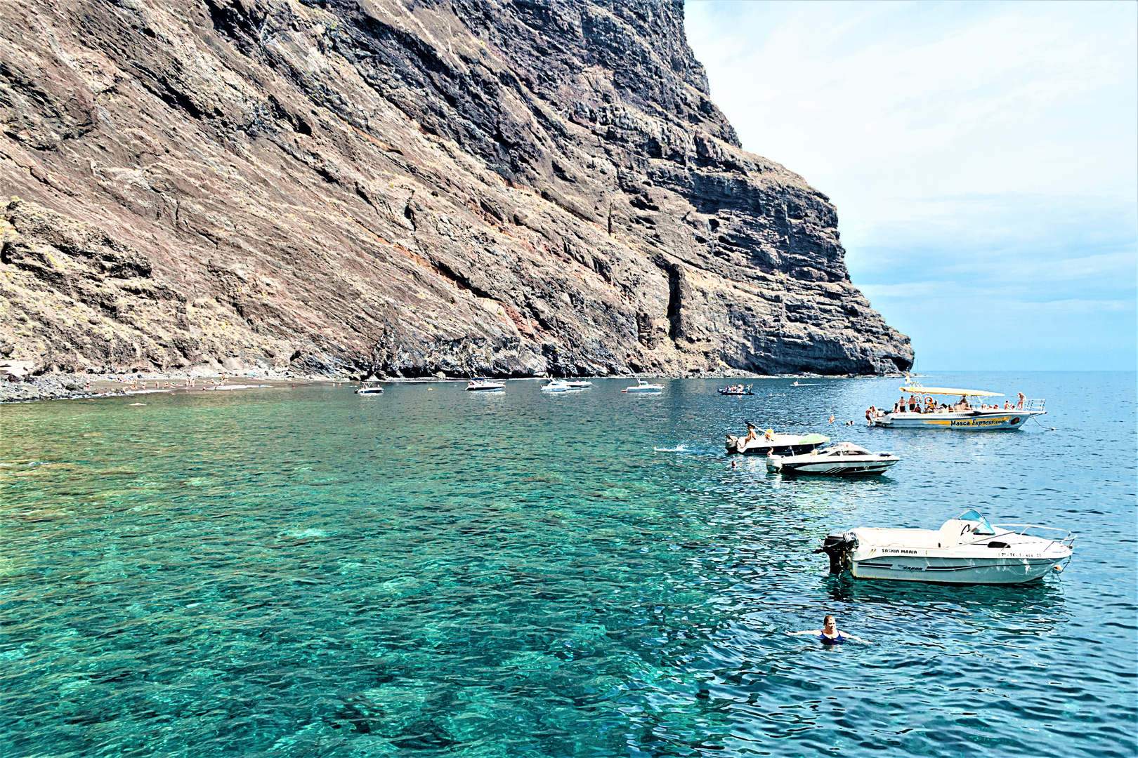 Stop and set anchor at the masca bay 